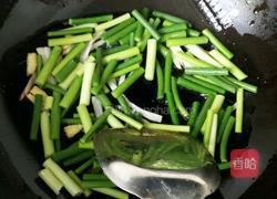 腊味火腿炒蒜薹的做法图解5