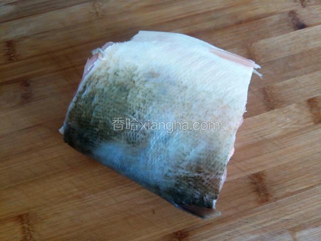 鱼块洗净沥干，切两道口子，方便入味