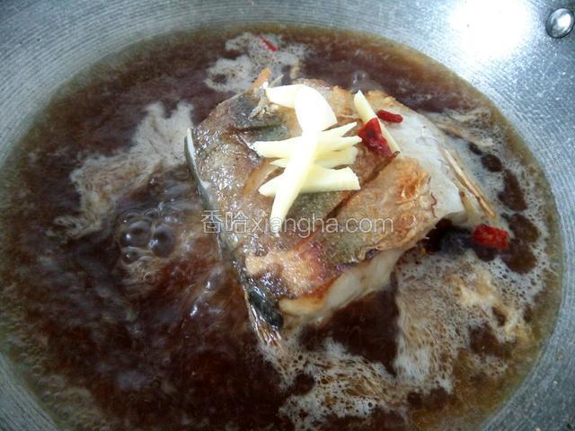 加料酒，老抽，姜蒜，朝天椒，清水没过鱼，大火烧开