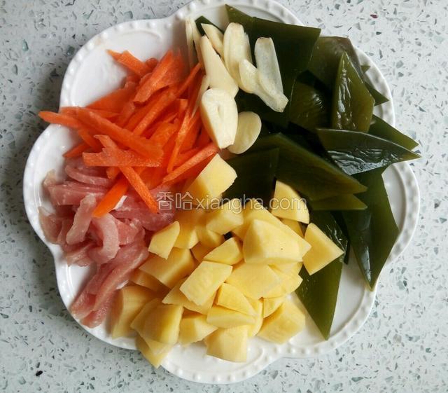 土豆切块，蒜切片，猪肉、胡萝卜切丝。