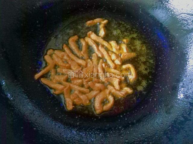 锅内放底油烧热下入猪肉煸炒。