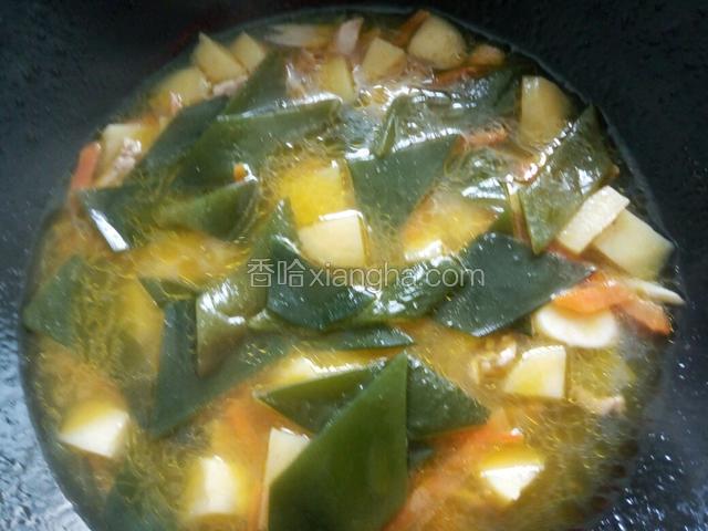 炖至土豆变熟，下入海带煮熟，加入少量的盐，鸡精关火。