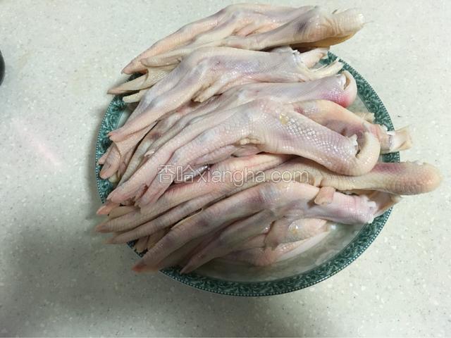 鸭掌洗净待用，