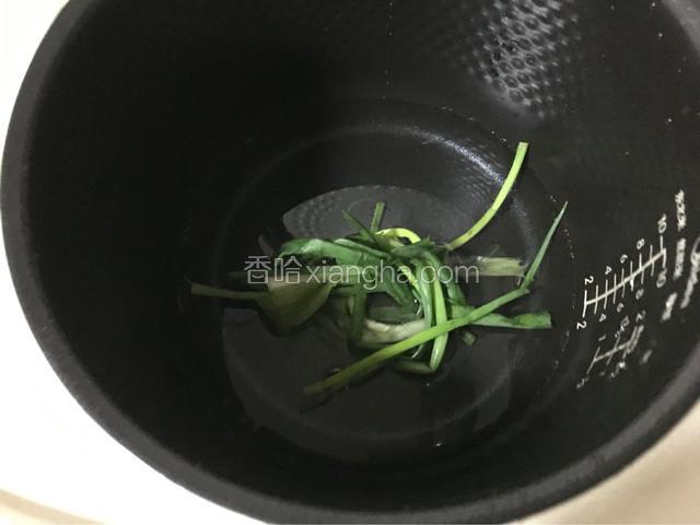 电饭煲内加水一碗水并放入小葱，，
