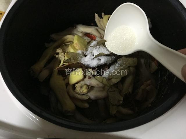 加入适量盐和少量白糖，