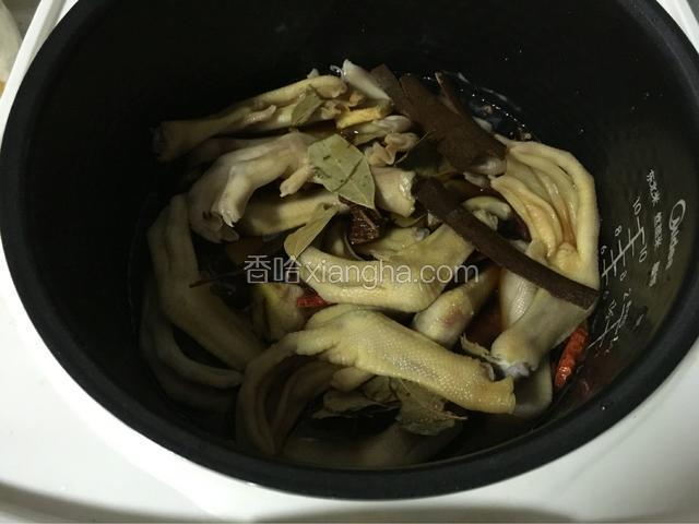 用勺子搅拌一下，