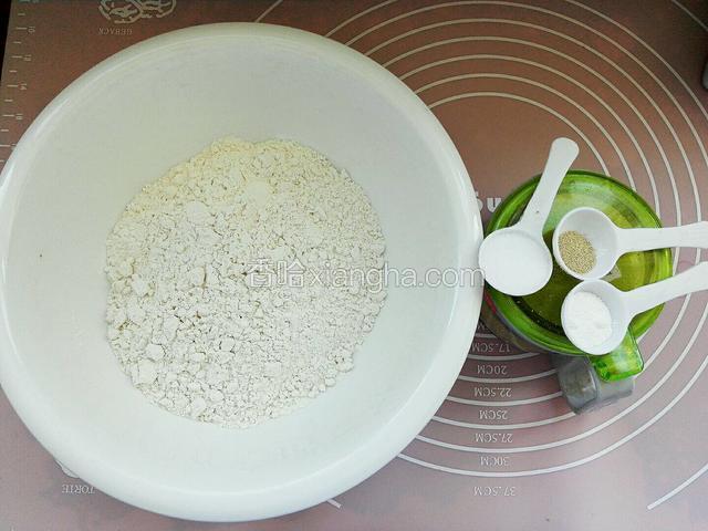 称重面粉，准备盐，泡打粉，酵母