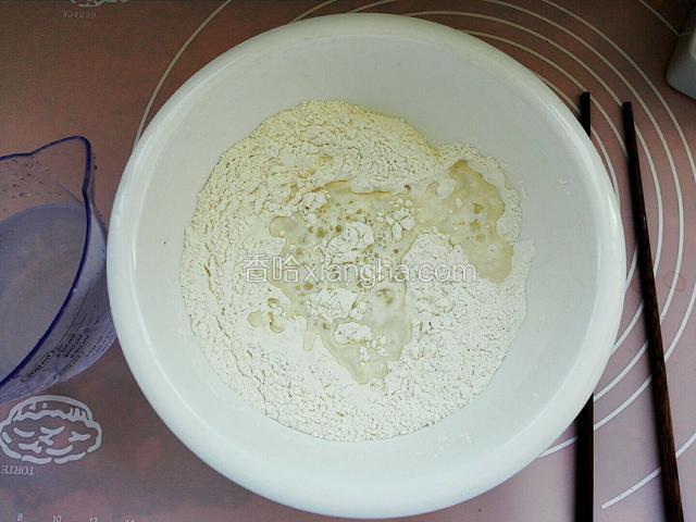 盐，泡打粉，酵母一同放入面粉干粉搅匀，用温水和成软一些面团