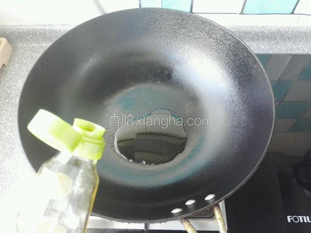 油锅先倒少许香油，叫香锅
