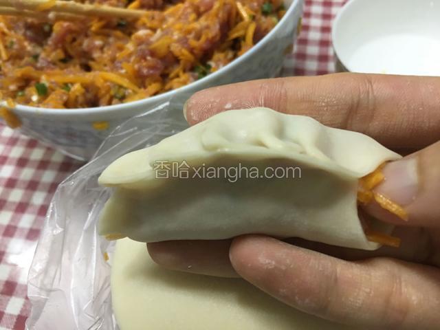 从边角起对捏成饺子状，包法依个人喜欢。