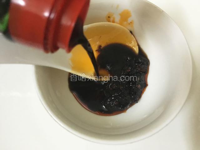 再来做简单的饺子酱料，倒入老干妈加上适量的山西老陈醋