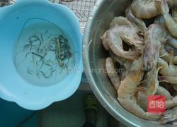 番茄炒虾的做法图解1