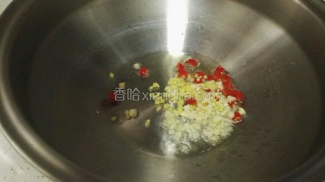 取净锅，热锅放油，加入姜、蒜、辣椒煸炒出香味。