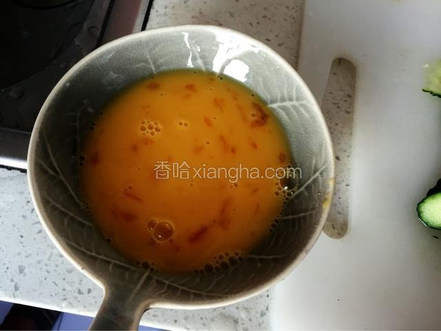 鸡蛋加入少许盐，打成蛋液。