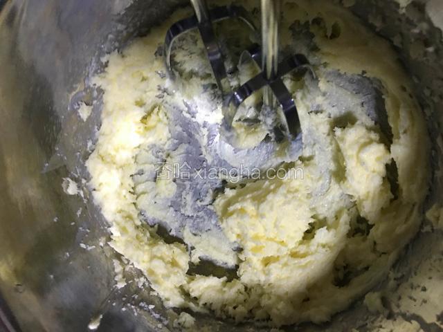 软化好的黄油用打蛋器低速打散