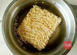 蛋炒方便面的做法图解1