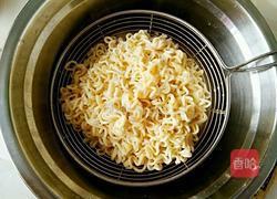 蛋炒方便面的做法图解2