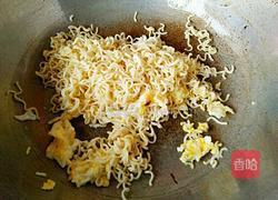 蛋炒方便面的做法图解7