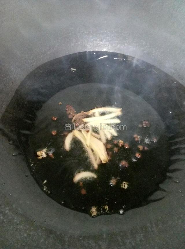 随后将花椒放入油锅中，和姜一起煸炒