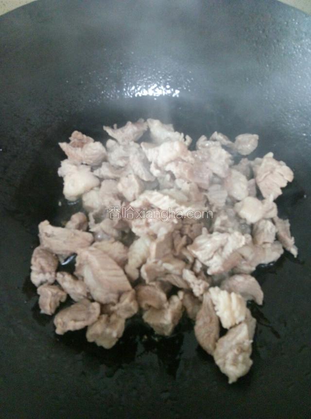 将焯过水的牛肉倒入锅中，煸炒