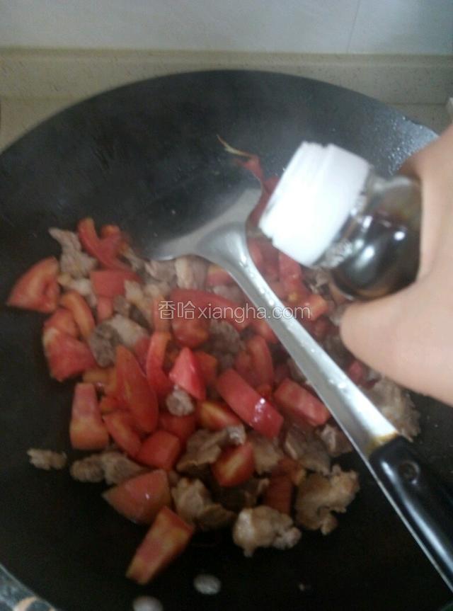然后，放入酱油盐，番茄沙司