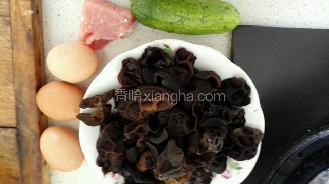 准备好所需食材。