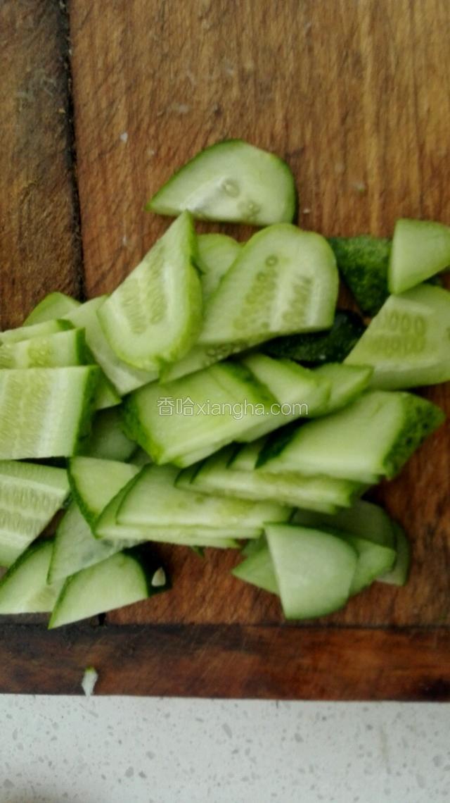 黄瓜切斜片。