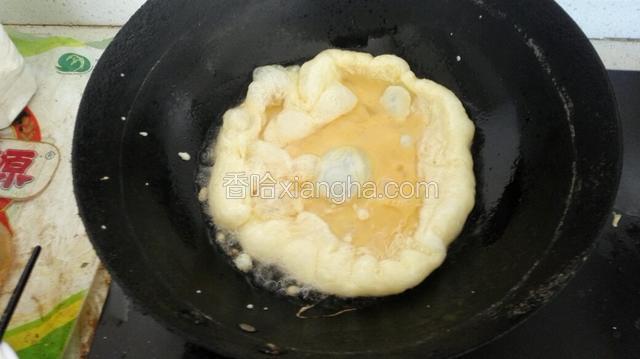 热锅热油下入鸡蛋，翻炒段生盛出。