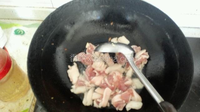 热锅凉油，下入肉片翻炒成熟。