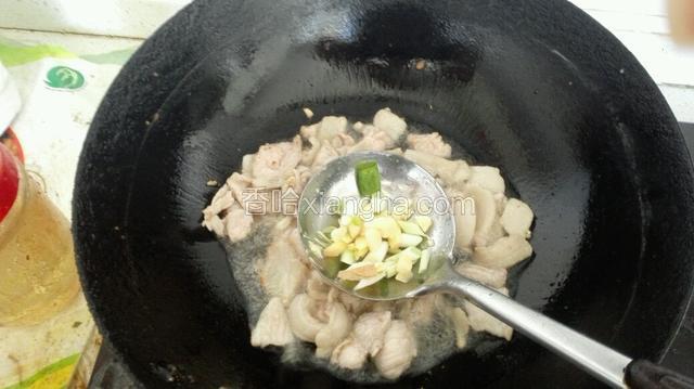 下入葱姜蒜翻炒，下入料酒，适量酱油，盐翻炒均匀。