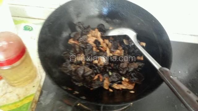 下入木耳，黄花翻炒几下。