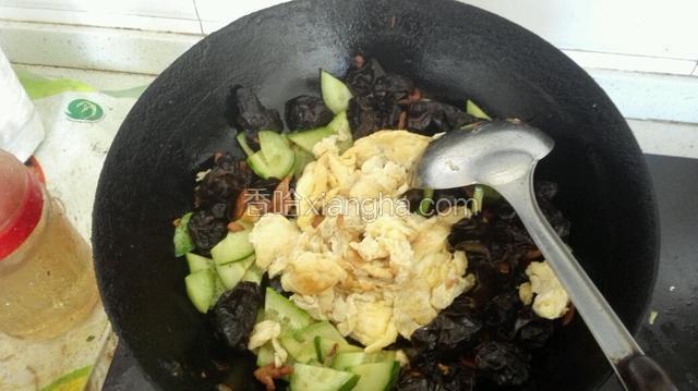 下入鸡蛋翻炒几下。