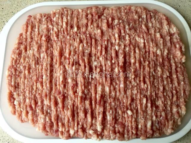 利用面团发酵的时间制作肉馅。先将前腿肉剁成肉泥。