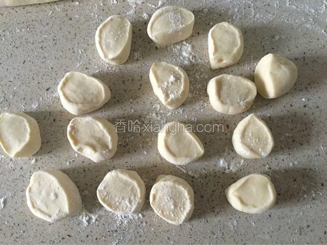 取出面团使劲揉搓排气，揉成长条，分成均匀的小剂子。