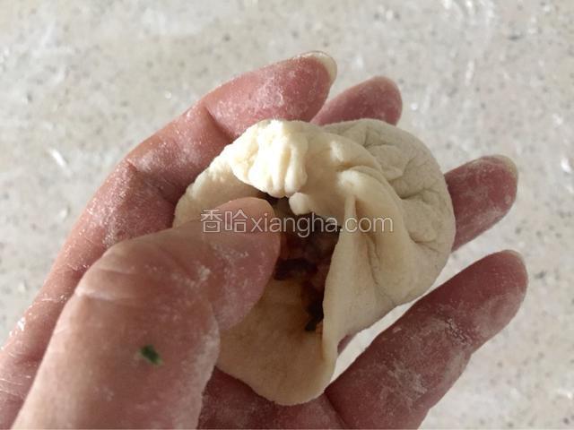 沿逆时针方向拉起皮子边缘捏包子褶。（一边做一边拍照有点不方便哦）