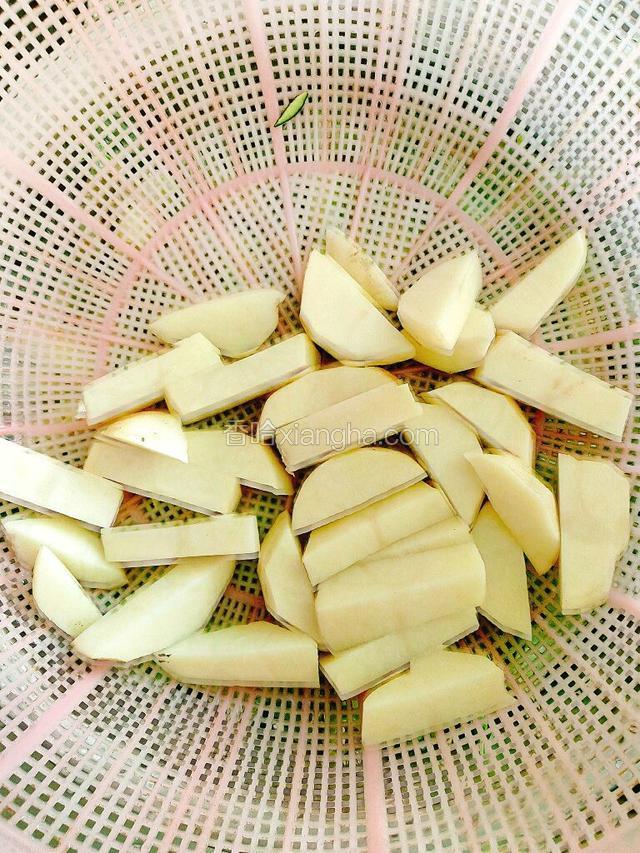 土豆削皮，切粗条洗净沥干水份