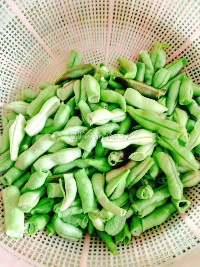 豆角抽去俩头茎，扳小段洗净沥干水份