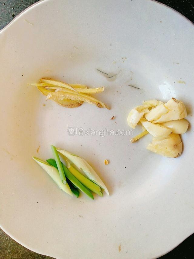 生姜切丝，葱切段，大蒜用刀背拍一下切块