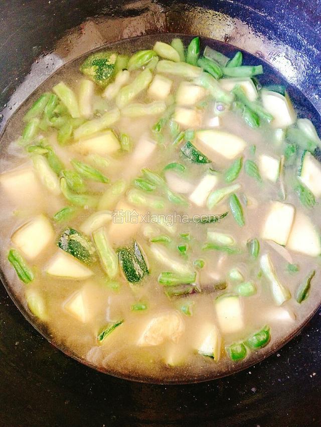 倒入开水，盖上锅盖，大火闷炖，