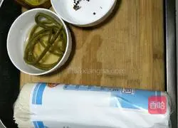 Illustration of how to make kimchi noodles 1