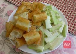 油条炒丝瓜的做法图解1