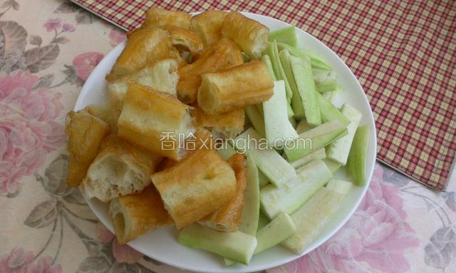丝瓜去皮切片，油条切块