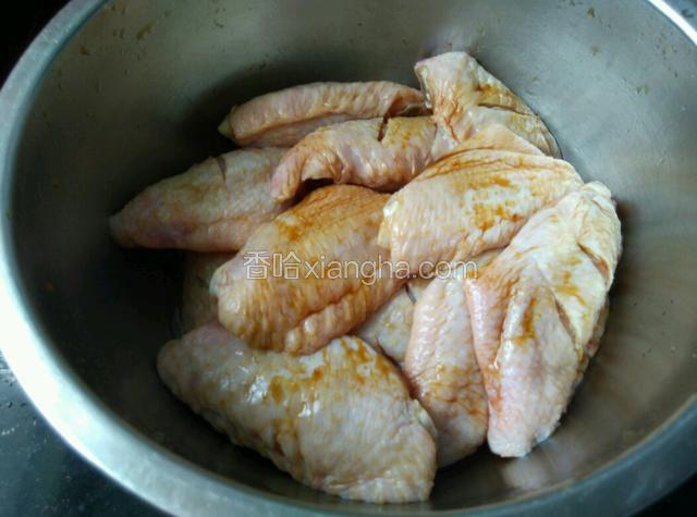 把鸡翅洗净控干水分，中间割两道口子，更易熟、易入味，加适量盐、料酒、老抽、姜片腌大约一小时。
