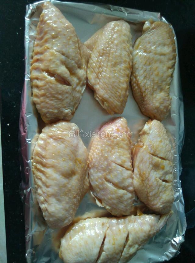 考盘铺上锡纸，把鸡翅摆上。