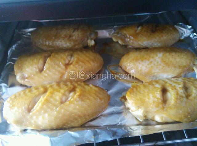 拉出刷一层蜂蜜，继续烤5分钟，拉出翻面刷一层蜂蜜，再入烤箱烤5分钟。重复1次即可。