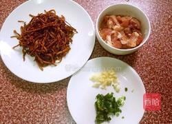 虫草花炒肉的做法图解2