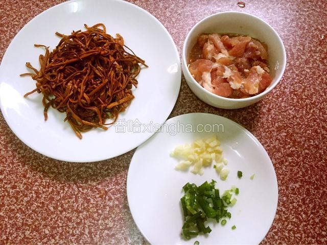 猪肉洗净切片后加入适量的盐和鸡精、生抽、淀粉、油抓匀腌制半小时，虫草花洗净挤干水分备用，蒜切末，葱切葱花。