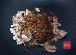 虫草花炒肉的做法图解5