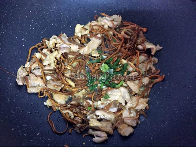 撒上葱花即可关火