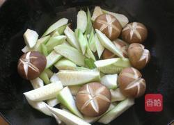 香菇炒丝瓜的做法图解3